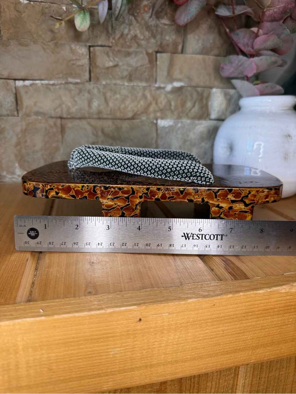 Japanese Geta Sandals with Tortoise Shell Pattern - Picture 10 of 11